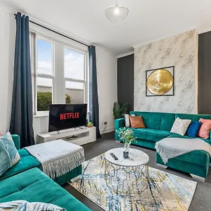 https://stunning-sheffield-house-sleeps-12-1.yorkshirehotels.net